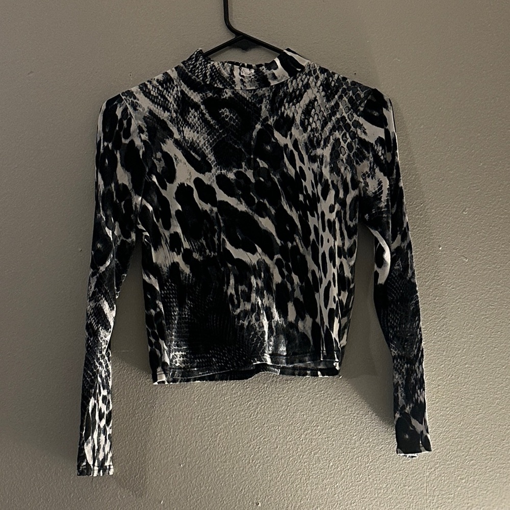 Stylish Black and White Animal Print Women's Crop Top